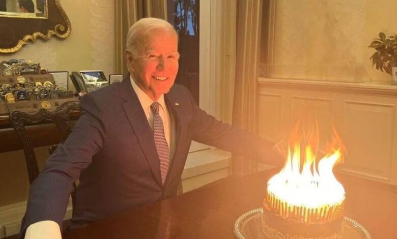 Llueven bromas a Biden por su pastel de cumpleaños 