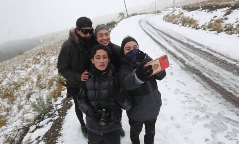 Alpinistas y familias disfrutan de la nieve en Nevado de Toluca 