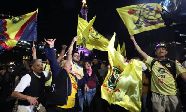 Afición del América festeja la 14 en el Ángel de la Independencia