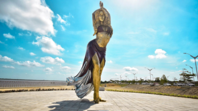 Develan estatua de Shakira en Barranquilla