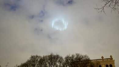 Aparece un misterioso anillo de luces en cielo en Milán, Italia