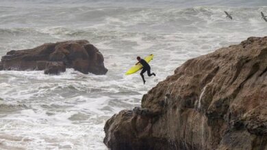 Ola golpea playa en California y deja ocho heridos