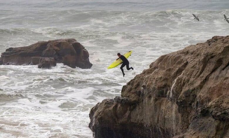 Ola golpea playa en California y deja ocho heridos