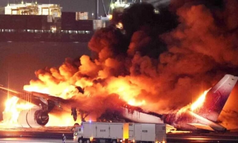 Dos aviones chocan en aeropuerto de Tokio