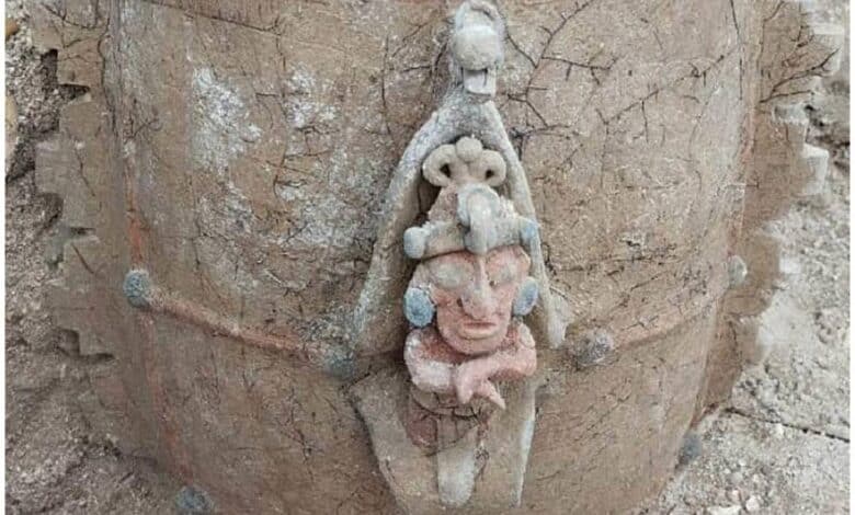 Encuentran urna funeraria con imagen del dios del maíz en construcción del Tren Maya