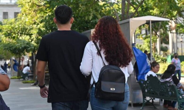 Parejas jóvenes prefieren vivir en unión libre, señala especialista