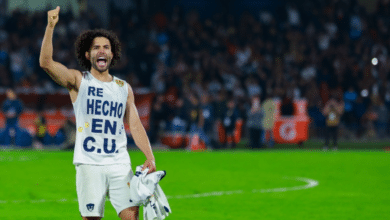 El "Chino" Huerta, muestra su orgullo a CU en partido Chivas vs Pumas