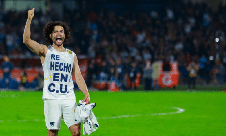 El "Chino" Huerta, muestra su orgullo a CU en partido Chivas vs Pumas