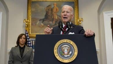 Biden busca legalizar a migrantes para su base partidista: Musk