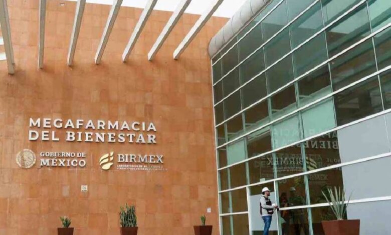 Representantes de la industria farmacéutica visitan la megafarmacia              