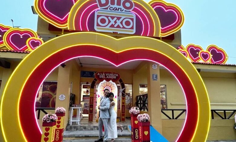 Pareja decide casarse en el Oxxo "más bonito" de México