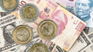 Peso mexicano inicia la semana fortalecido ante el debilitamiento del dólar