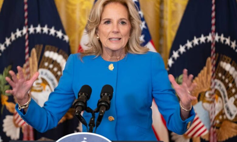 Jill Biden critica a Trump por "devaluar existencia" de las mujeres