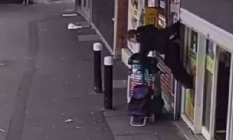 Mujer queda colgando de cortina de tienda en Gales; se vuelve viral