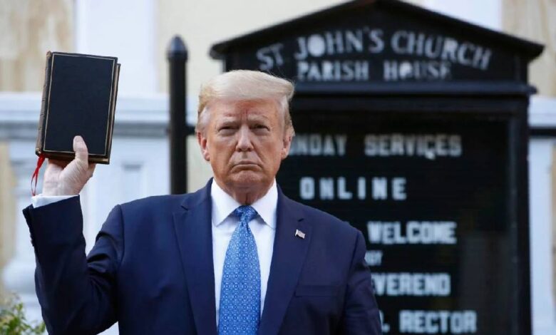 Trump vende Biblia por Semana Santa con el lema: "Dios Bendiga a EU"