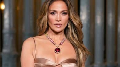 Video: Jennifer Lopez escupe su chicle en la mano de su asistente