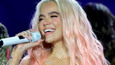 Karol G anuncia su compromiso en pleno concierto en vivo