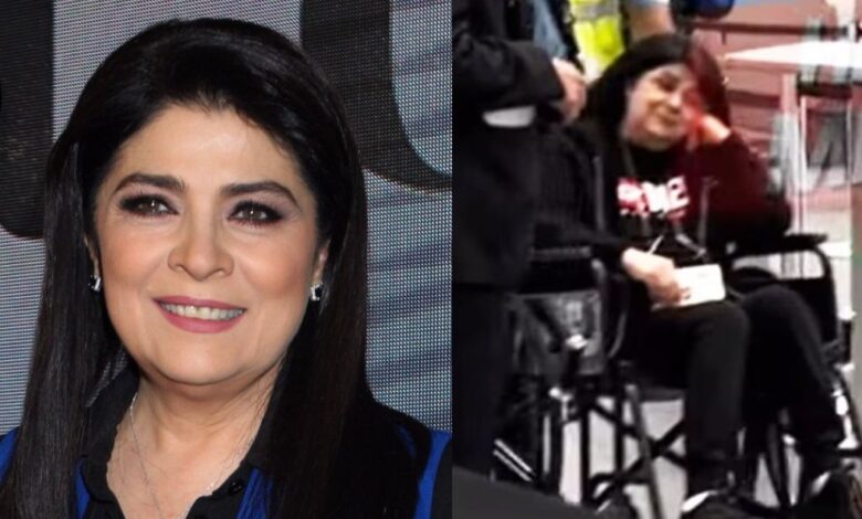 Victoria Ruffo es captada en silla de ruedas en el AICM