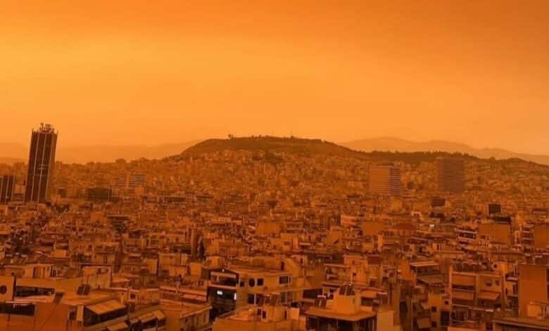 Polvo del Sahara cubre la ciudad de Atenas y la tiñe de naranja