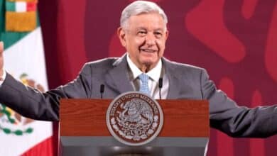 INE da revés a oposición; rechaza suspender las mañaneras de AMLO