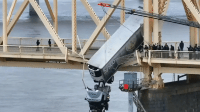 Camión queda colgado en puente tras chocar contra vehículo en EU