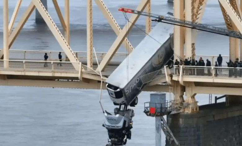 Camión queda colgado en puente tras chocar contra vehículo en EU