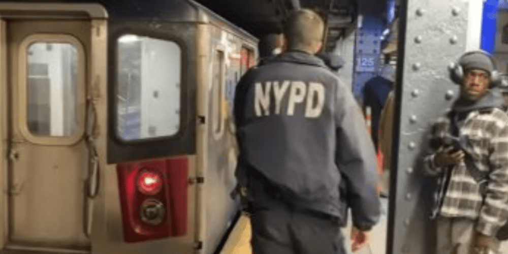 Hombre lanza líquido flamable a pasajero del metro en Nueva York