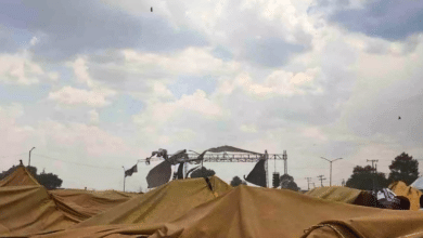 Fuertes ráfagas de viento causan caída de lona en cierre de campaña de candidato de Morena