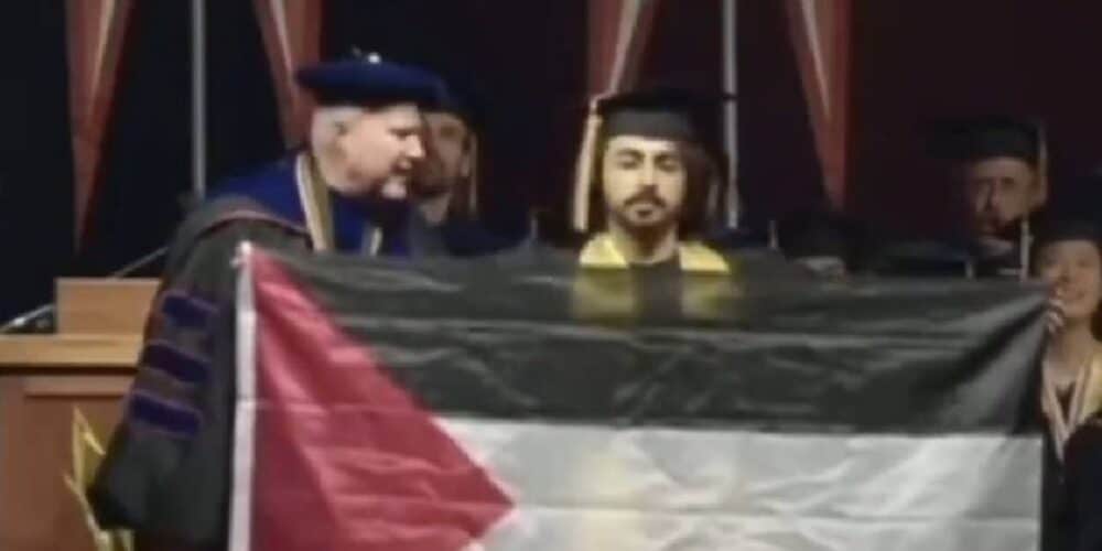 Alumno protesta con bandera de Palestina en graduación