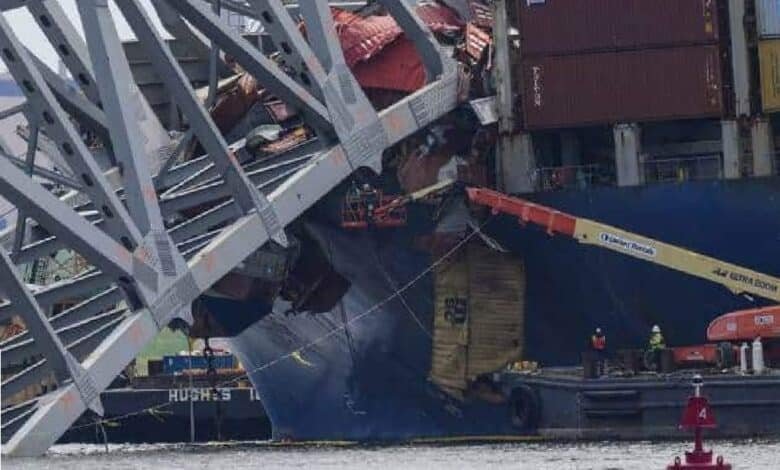 Demuelen parte del tramo colapsado del puente de Baltimore