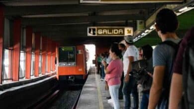 Mujer intenta recuperar su celular que cayó a las vías del Metro