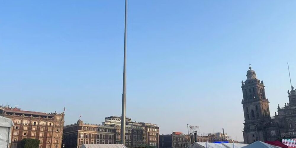 Zócalo amanece sin Bandera Nacional