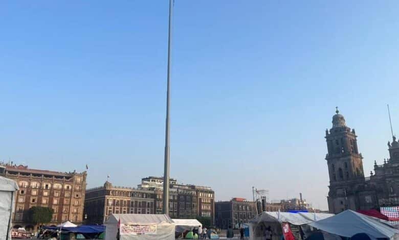 Zócalo amanece sin Bandera Nacional