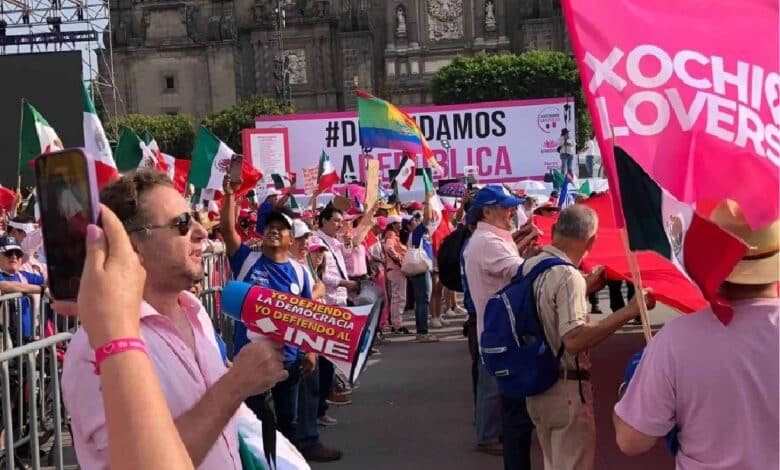 Asistentes a la "Marea Rosa" invaden plantón de la CNTE