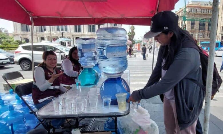 Cientos de personas visitan puntos de hidratación en Zócalo de CDMX