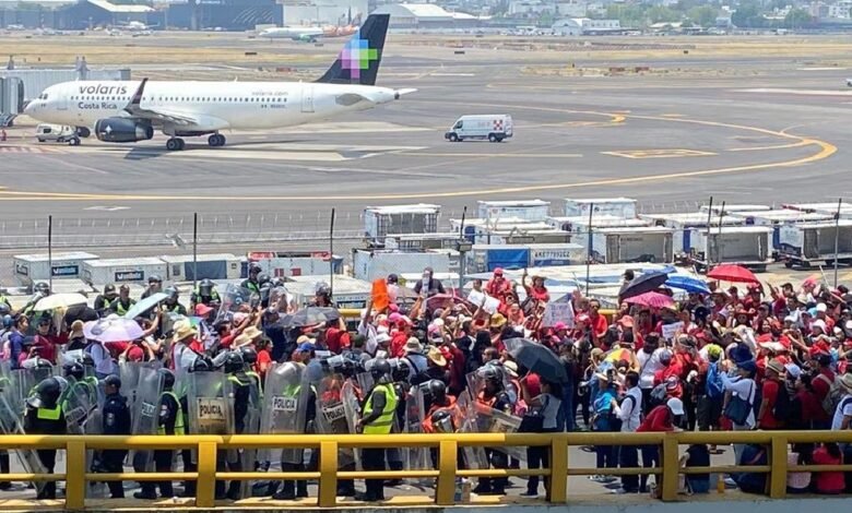 Tras 3 horas de bloqueo, maestros de la CNTE se retiran del AICM