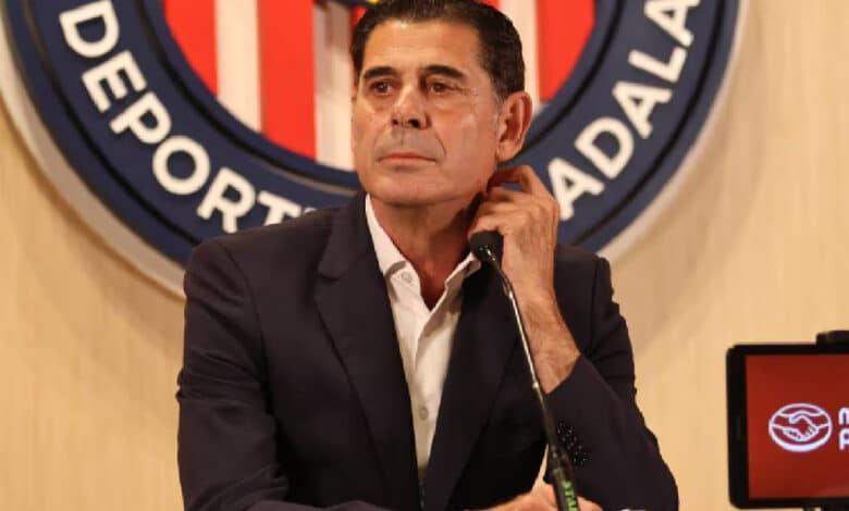 Chivas confirma la salida de Fernando Hierro