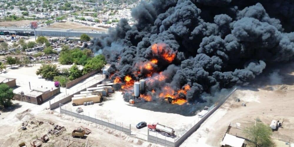 Videos: Incendio de pipa de combustible provoca gran nube de humo en Culiacán