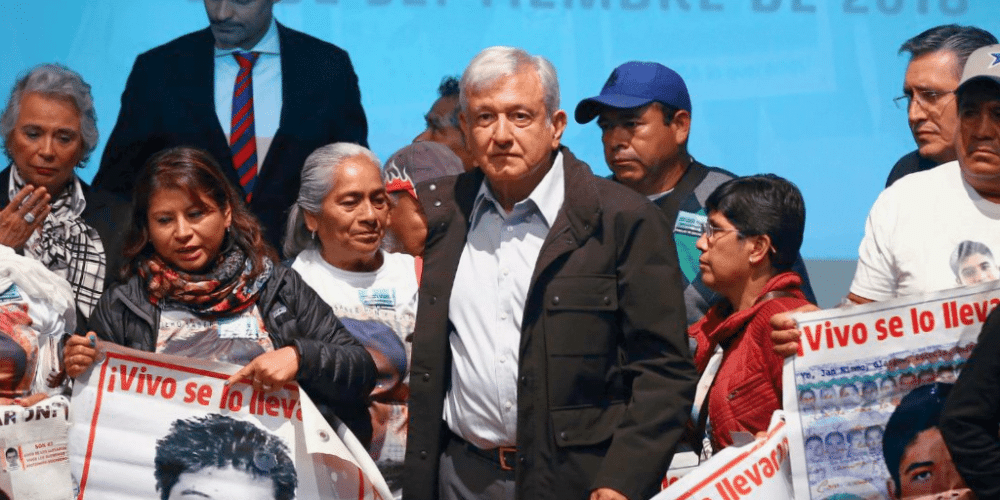 AMLO sostiene encuentro con padres de normalistas de Ayotzinapa