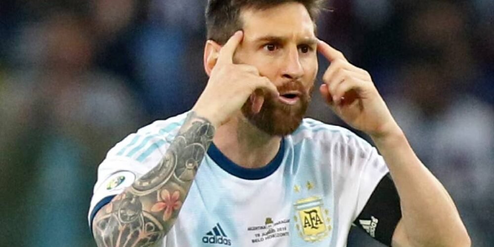 Lionel Messi confronta a la afición de Paraguay