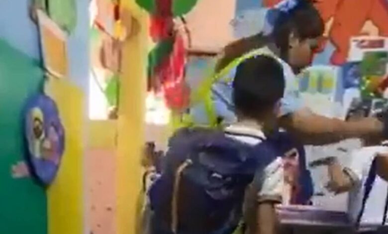 Detienen a maestra que fue captada maltratando a niños en Edomex