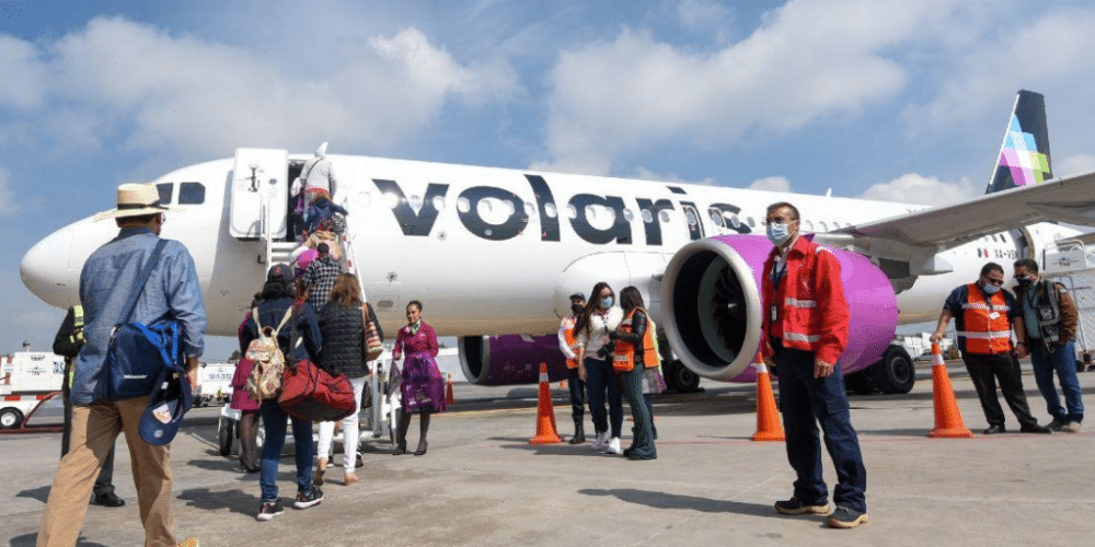 Pasajero interviene y somete a agresor que intentó desviar vuelo de Volaris hacia EE. UU.