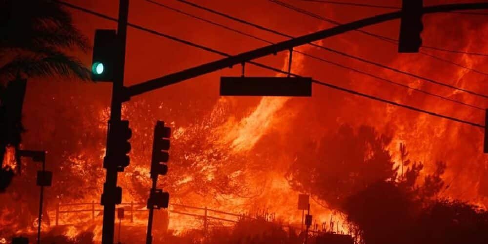 Incendios en California: autoridades reportan al menos 2 muertos