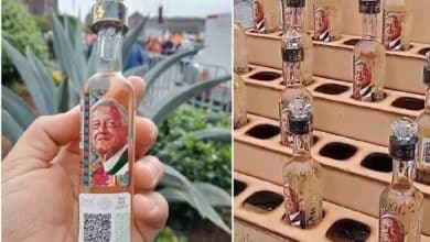 Venden Tequila con imagen de AMLO en el Zócalo