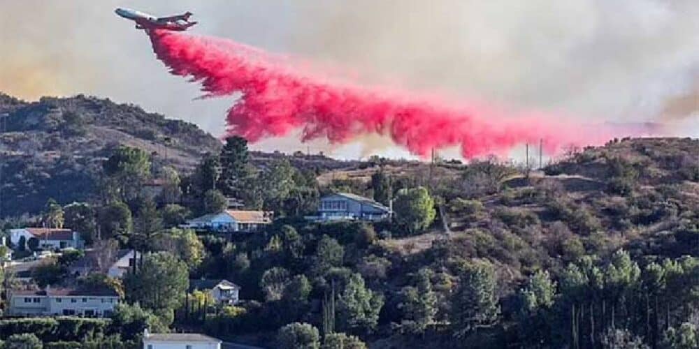 ¿Qué es y cómo funciona el polvo rosa que combaten el fuego en LA?