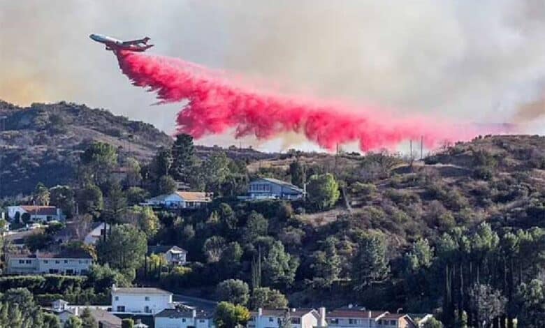 ¿Qué es y cómo funciona el polvo rosa que combaten el fuego en LA?