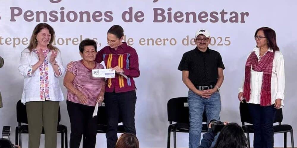 Sheinbaum entrega tarjetas Pensión Mujeres Bienestar en Morelos