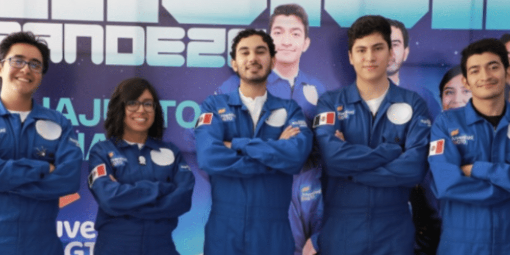 Estudiantes regresan tras estancia en la NASA