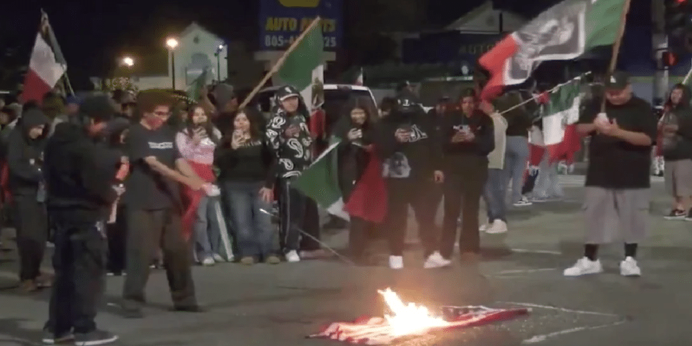 Mexicanos queman banderas en protesta por deportaciones en EU