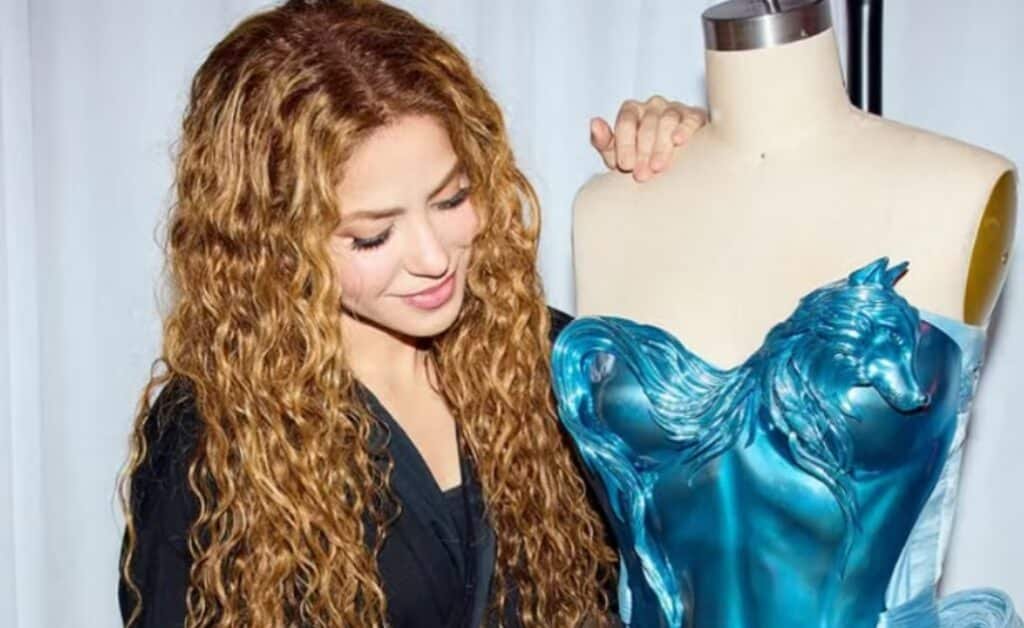  Shakira explica mensaje detrás de su vestido de sirena en su tour